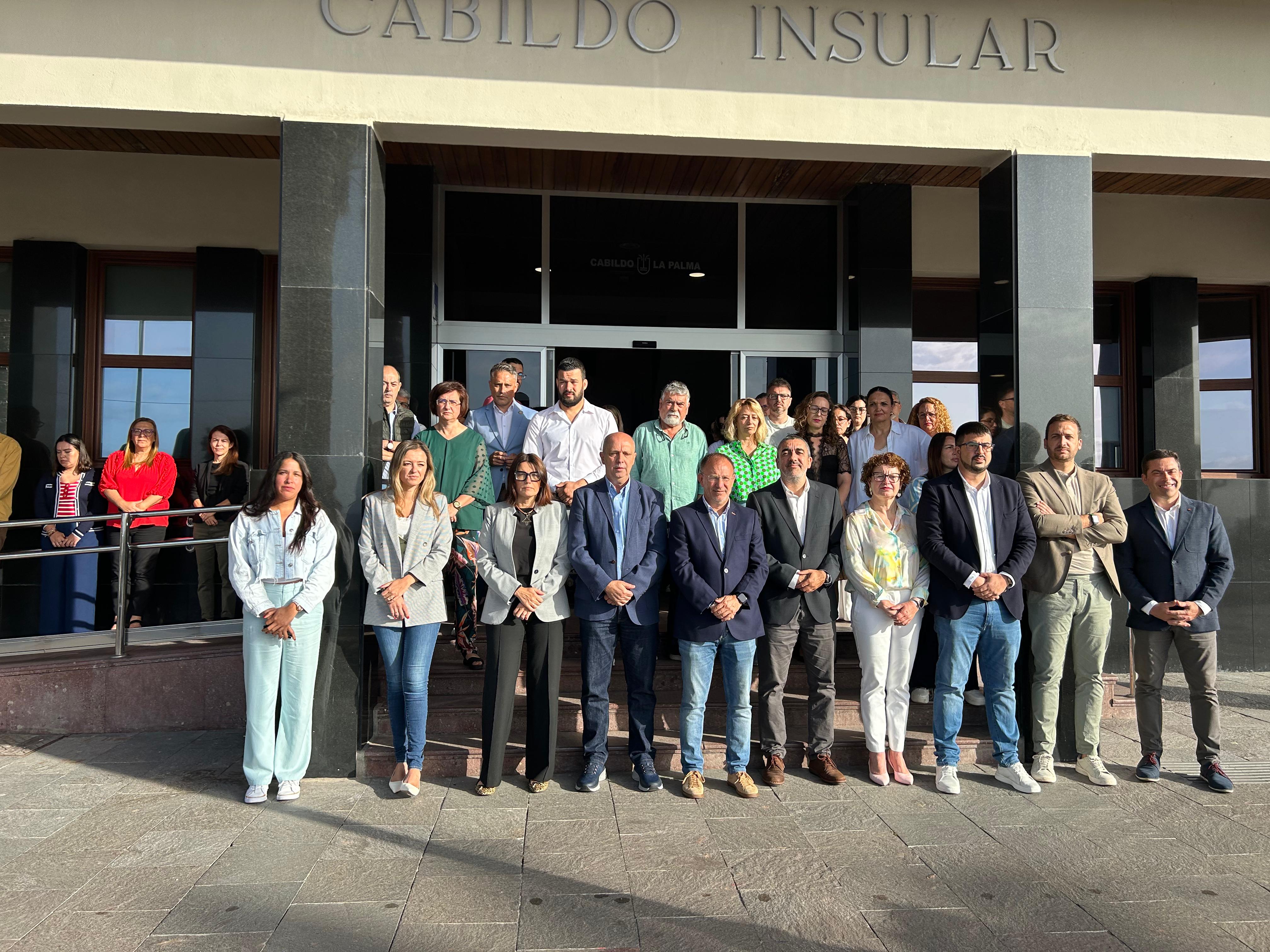 El Cabildo de La Palma acoge un minuto de silencio por las víctimas del trágico vuelco de un cayuco en El Hierro
