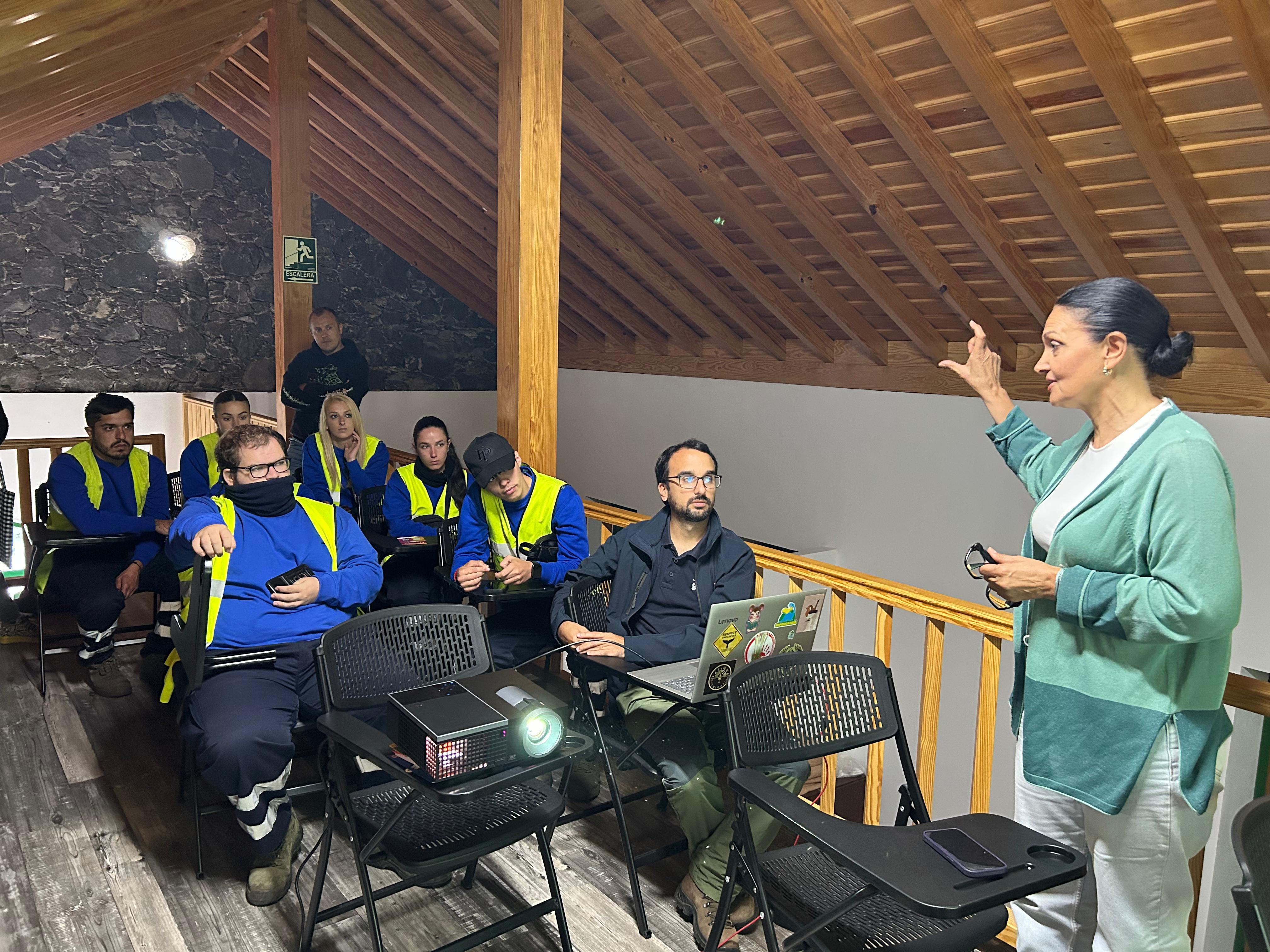 Susa Armas con los participantes del taller