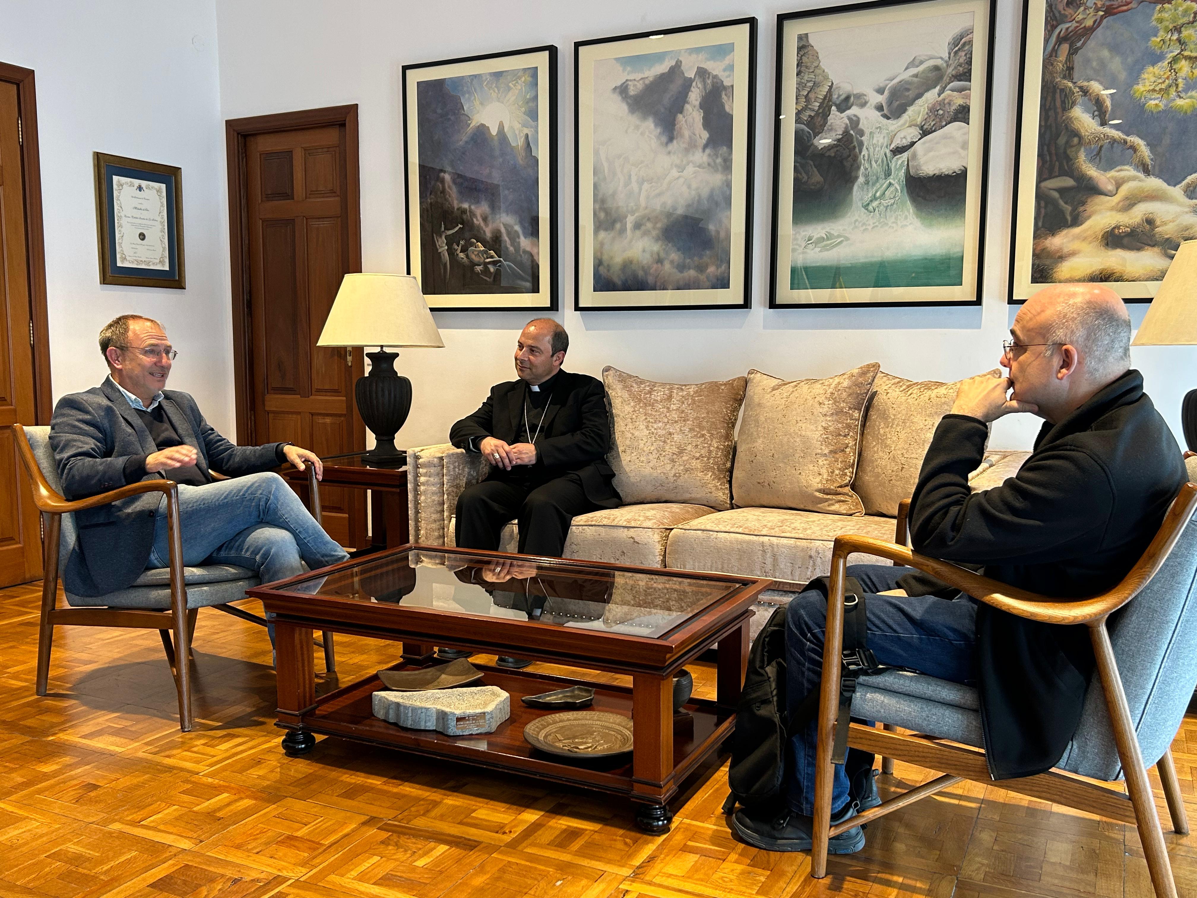 Sergio Rodríguez recibe al nuevo obispo de la Diócesis Nivariense en su primera visita institucional a la Isla