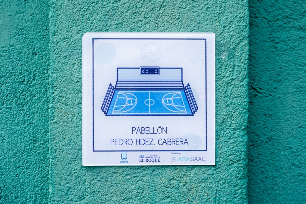 El Cabildo coloca más de 120 pictogramas para mejorar la accesibilidad de los edificios públicos de La Palma 