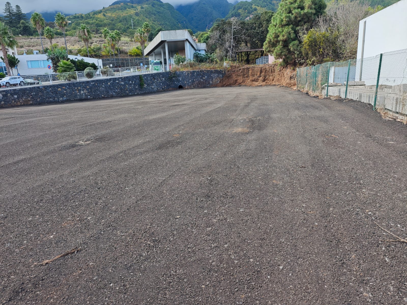 El Cabildo pone en servicio una zona de en torno a 50 aparcamientos en el Hospital Universitario de La Palma