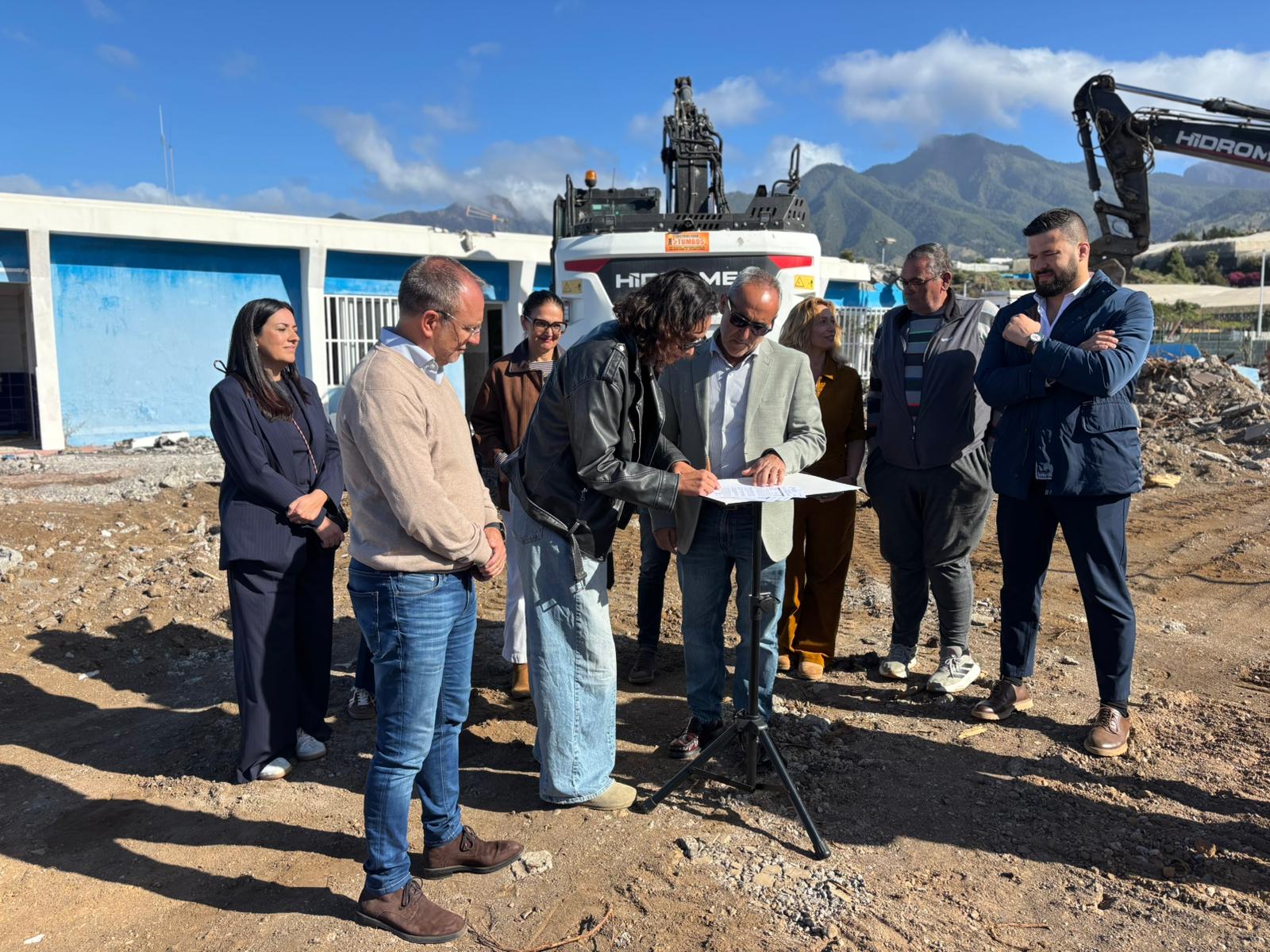Las palas ya trabajan en la demolición del colegio de La Laguna