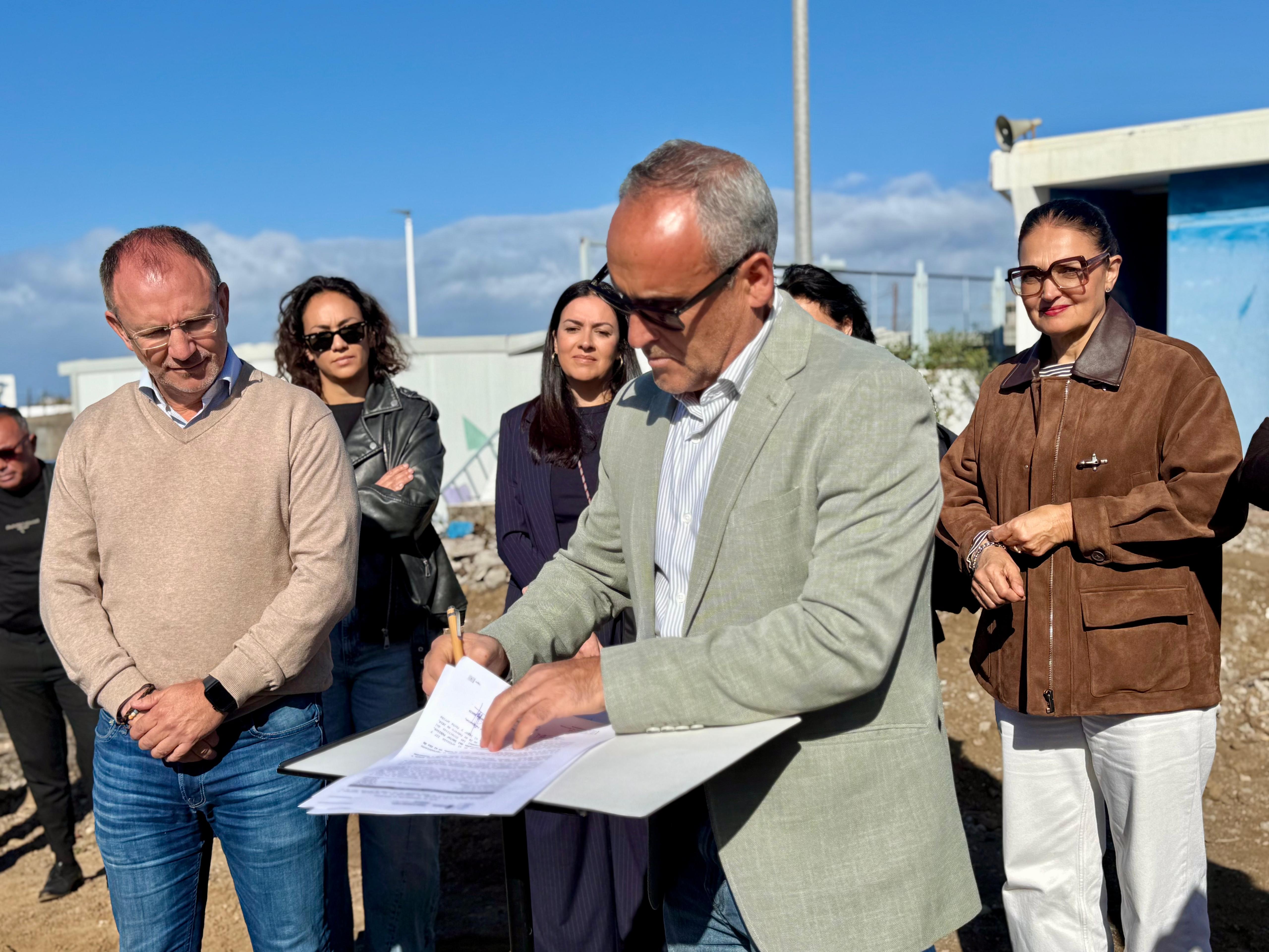 Las palas ya trabajan en la demolición del colegio de La Laguna