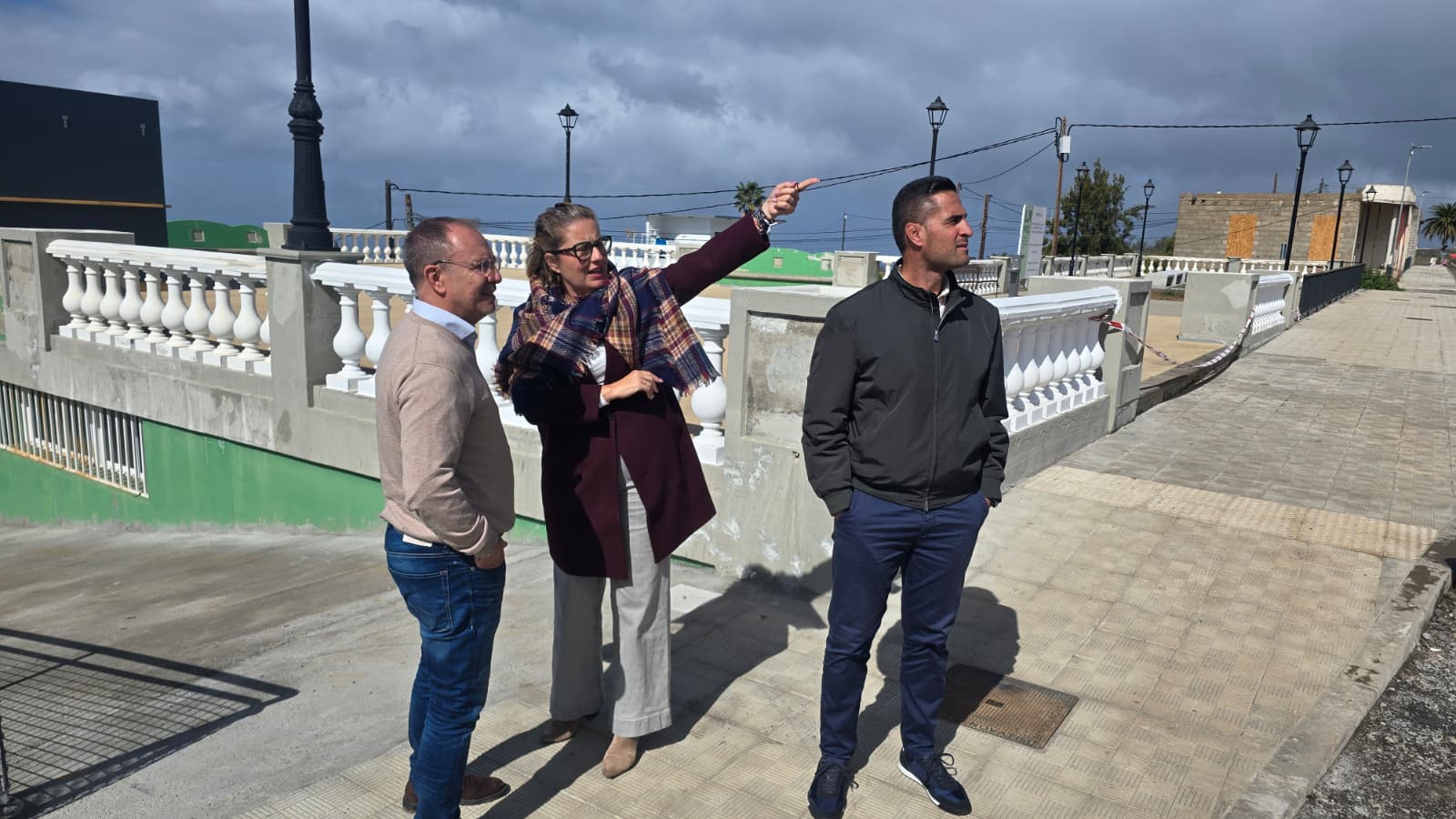 Sergio Rodríguez, Yaiza Cáceres y Samuel Pérez en la plaza de Arecida.