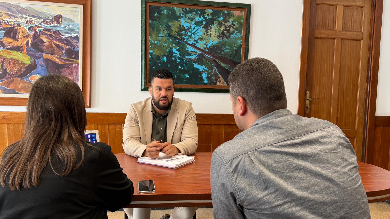 El Cabildo y el CEIP El Roque incorporan pictogramas para mejorar la accesibilidad en el transporte público y taxis