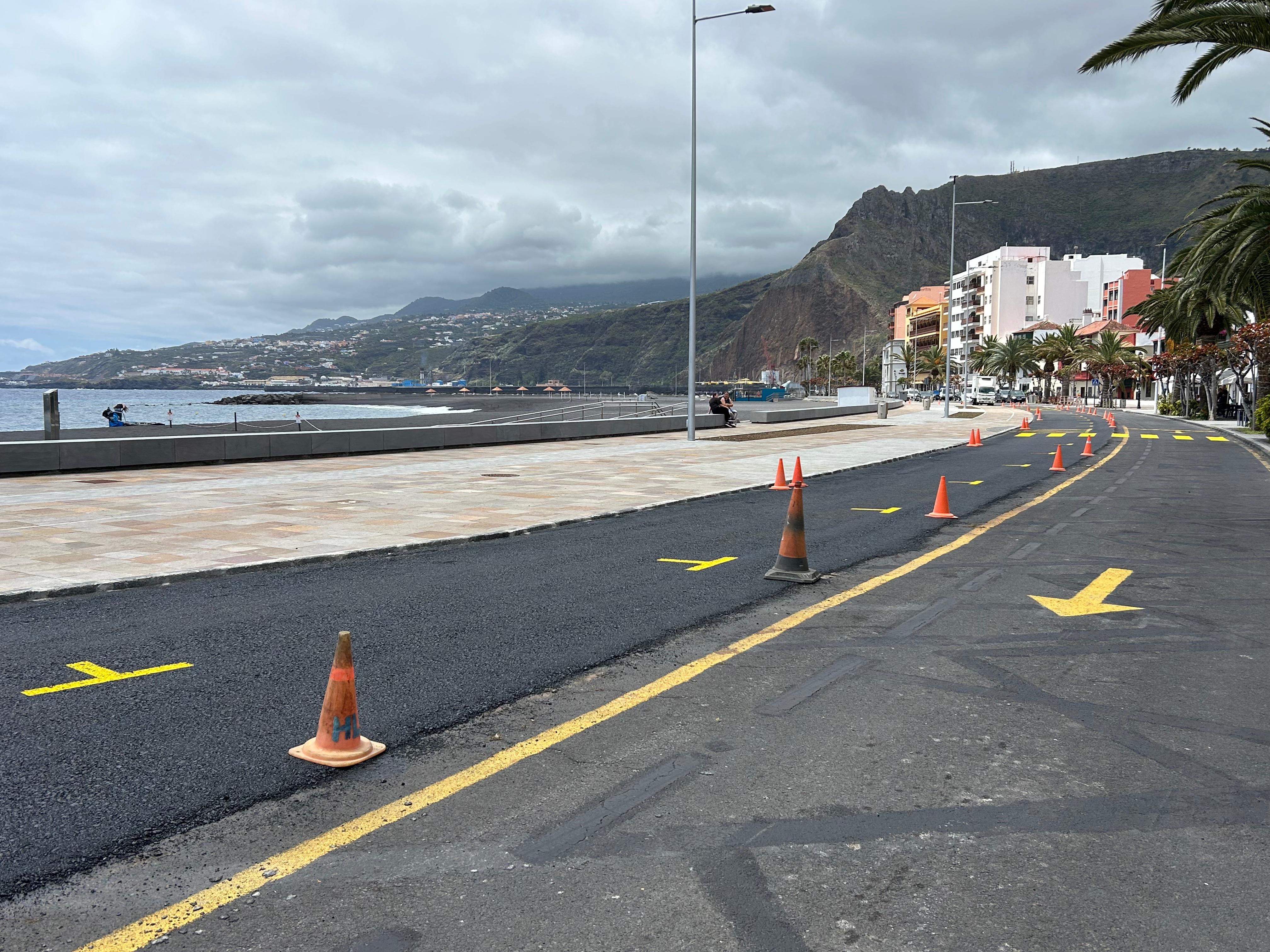 Ejecutamos el asfaltado provisional de la Avenida Marítima de Santa Cruz de La Palma