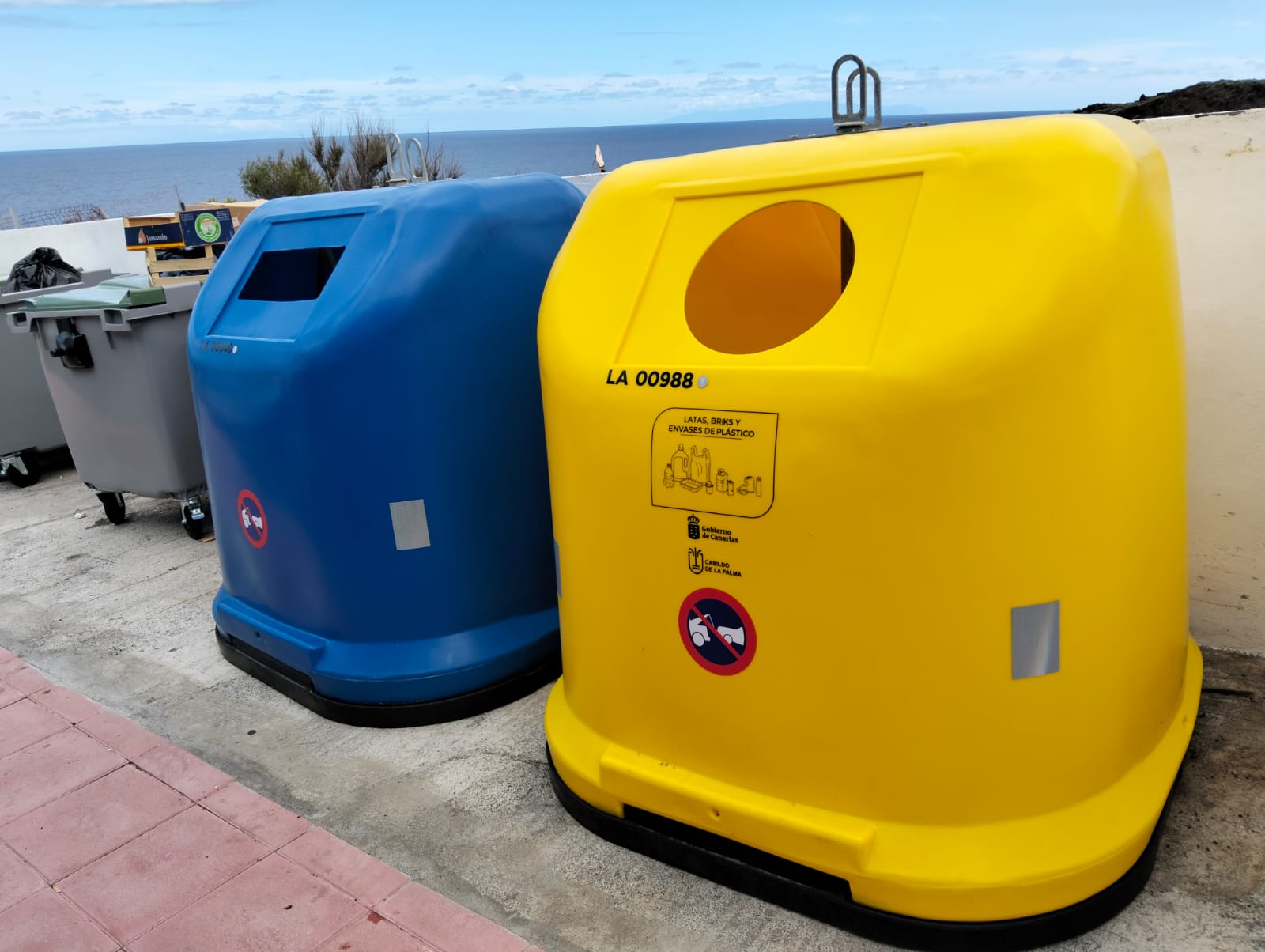 Reforzamos la recogida selectiva en zonas costeras de La Palma con nuevos contenedores amarillos y azules