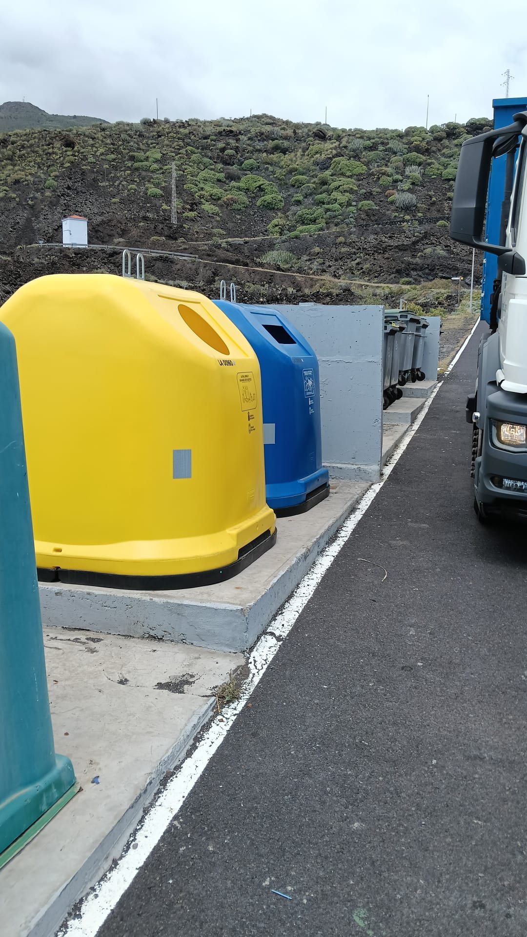 Reforzamos la recogida selectiva en zonas costeras de La Palma con nuevos contenedores amarillos y azules