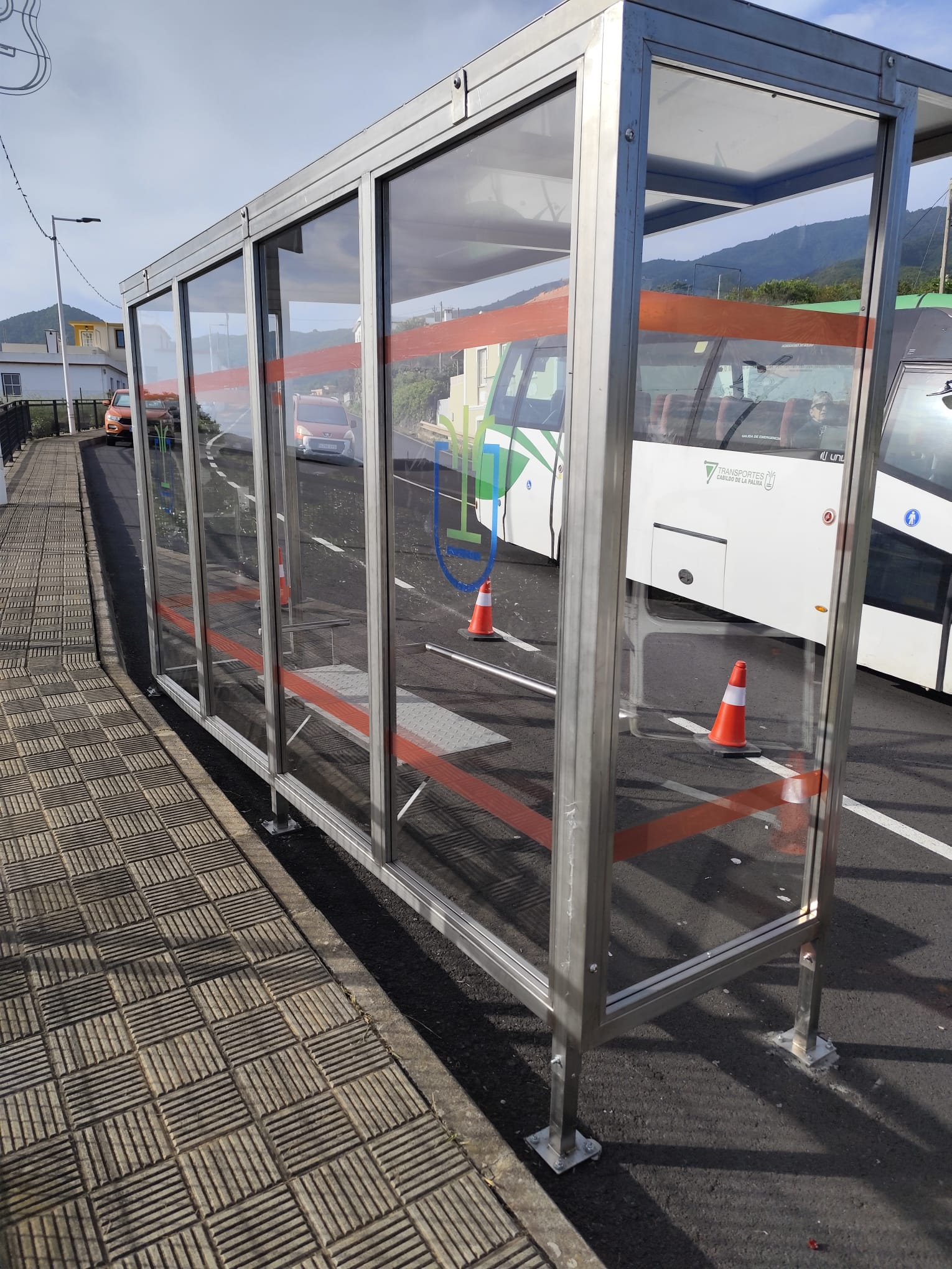 El Cabildo de La Palma concluye la instalación de diez nuevas marquesinas urbanas en cinco municipios de la isla