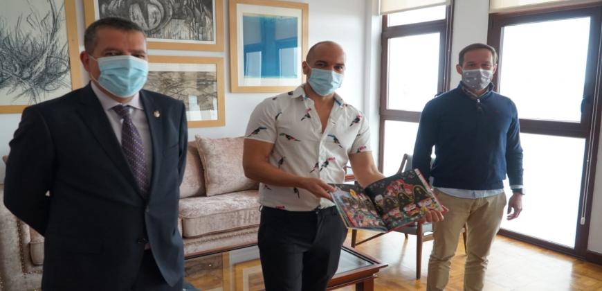 El Cabildo y el ayuntamiento capitalino colaboran en la elaboración del libro álbum 'La Bajada de la Virgen de las Nieves' del ilustrador palmero Víctor Jaubert