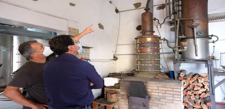 José Adrián Hernández conoce la producción artesanal de Destilerías Aldea tras retomar este año la zafra de caña de azúcar