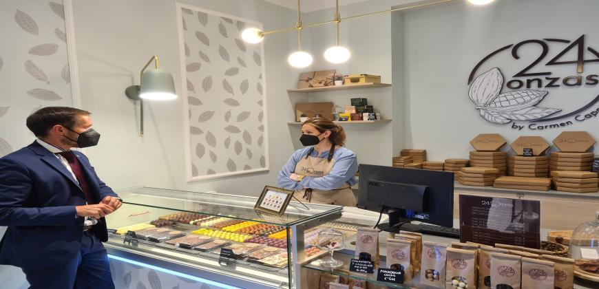 Mariano Zapata visita la pastelería de la palmera Carmen Capote, que triunfa en Madrid 