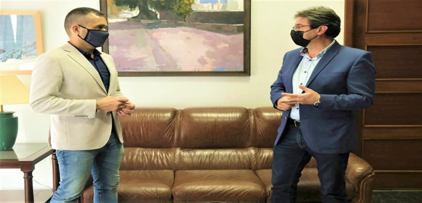 El Cabildo y el Gobierno canario abordan alternativas para mejorar la comercialización de la pitaya en la Península