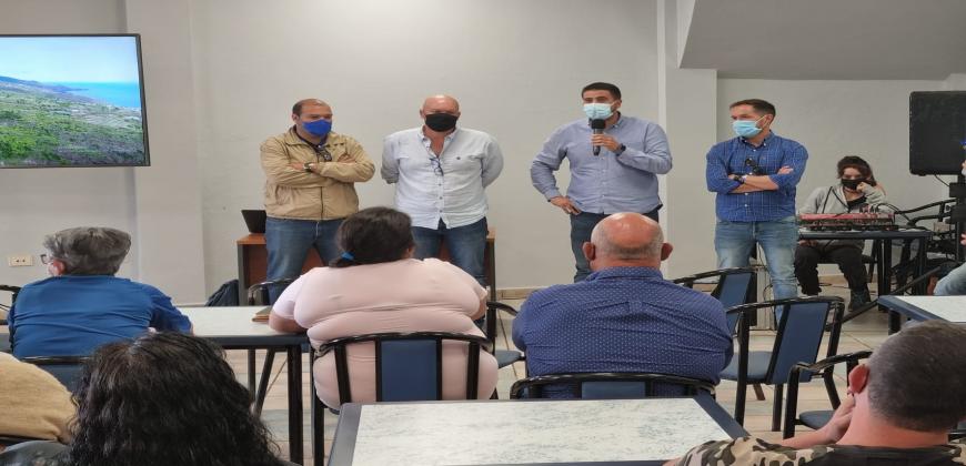 El Cabildo informa de la marcha de las obras de la carretera de Gallegos a los vecinos afectados por el corte de la vía