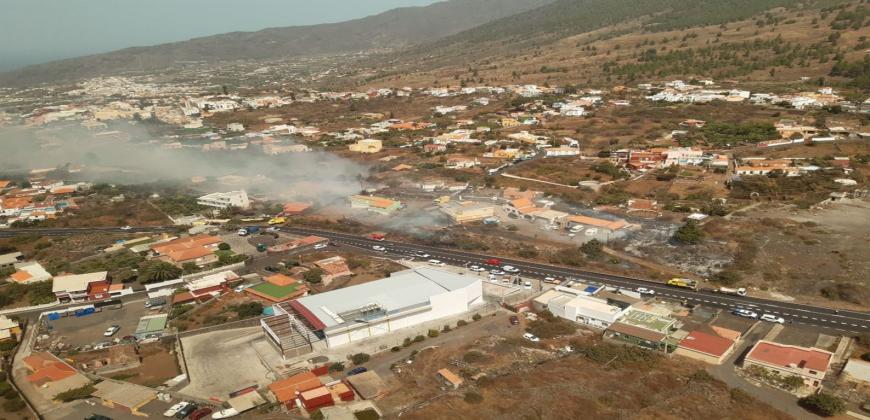 Medios terrestres y aéreos trabajan para controlar el incendio forestal declarado en El Paso