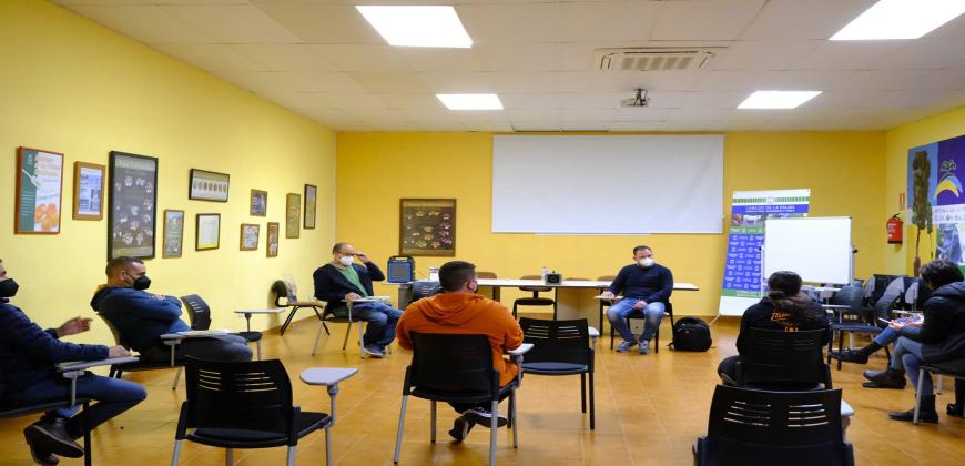 El Cabildo aborda la situación del sector con la Asociación de Criadores de Cabra Palmera