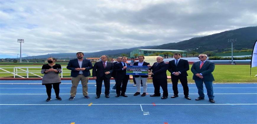 El Cabildo recibe la donación recaudada en el partido solidario entre leyendas del Tenerife y el Real Madrid