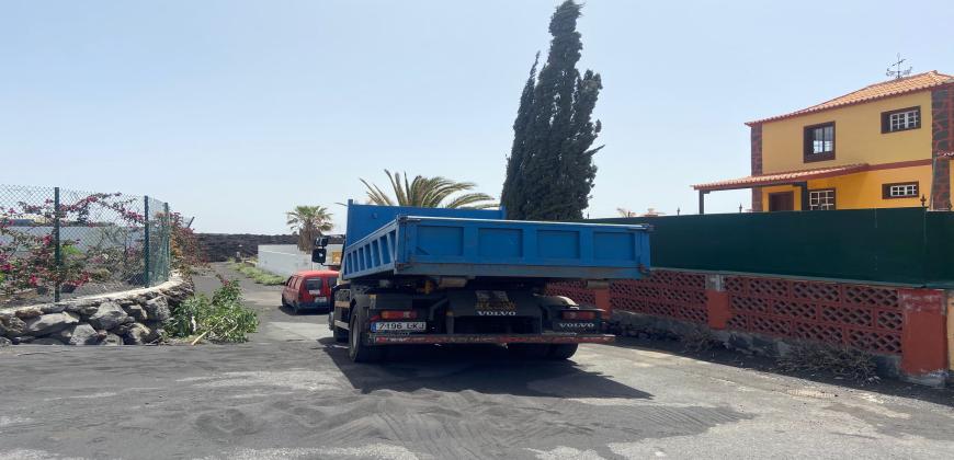 El Cabildo inicia la recuperación de varias vías en Las Norias de Abajo para dar acceso a una veintena de viviendas aisladas por el volcán 