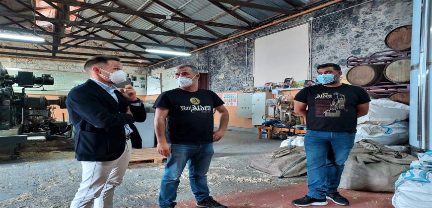 El presidente del Cabildo destaca el trabajo artesanal que realiza la destilería de Ron Aldea