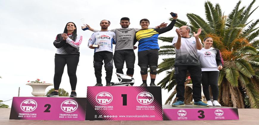 Edgar Carballo y Adal Capote protagonizan un duelo espectacular en el descenso de la Transvulcania Bike