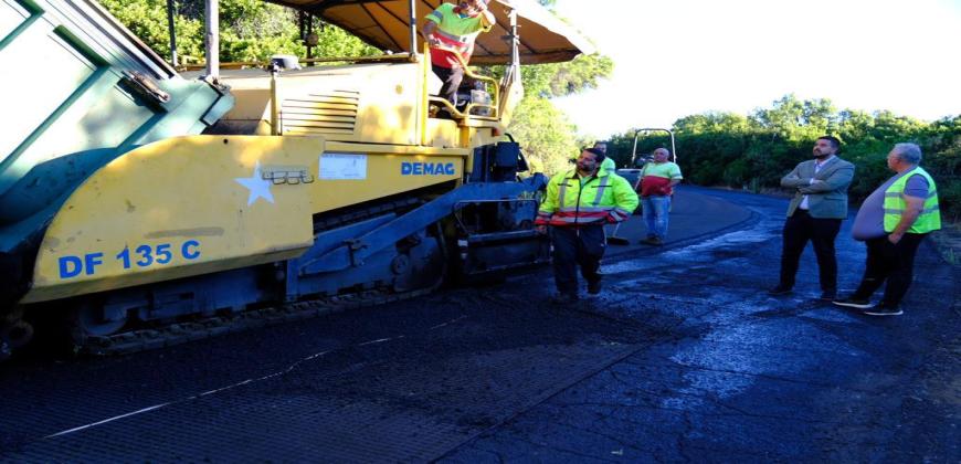 El Cabildo reanuda la repavimentación de la carretera del Pilar tras la paralización sufrida por el incremento de los precios