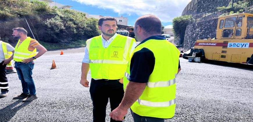 La carretera de La Grama recupera la normalidad esta tarde, una vez concluya la señalización de la rotonda      