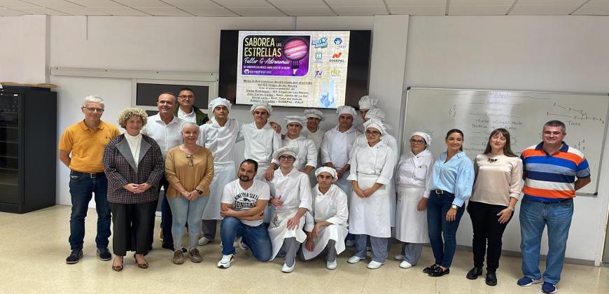 El Cabildo de La Palma, a través del Servicio del Turismo que dirige Raúl Camacho, organiza una jornada práctica para estudiantes en el marco del Taller G-Astronomía ‘Saborea las estrellas’ del Astrofest 2022. El consejero de Turismo, Raúl Camacho, destacó la importancia que tiene la gastronomía insular como reclamo turístico y la necesidad de potenciar la calidad de los productos palmeros a través de eventos como este. Este taller es el resultado de las jornadas gastronómicas que tuvieron lugar del 23 de m