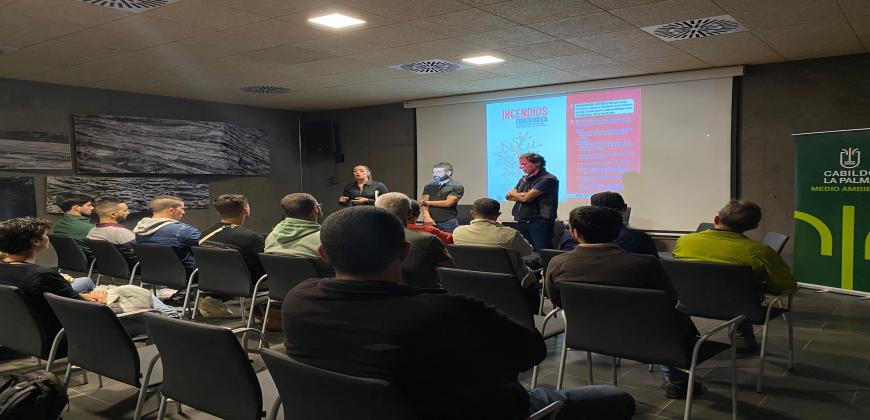 Medio Ambiente presenta el libro ‘Hermano fuego’ que recoge las vivencias de un bombero forestal 