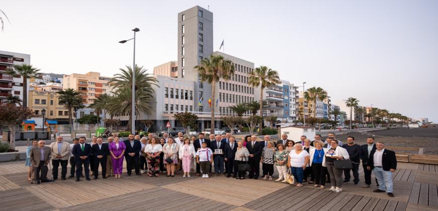 La SD Tenisca recibe la Medalla de la Isla por su centenario