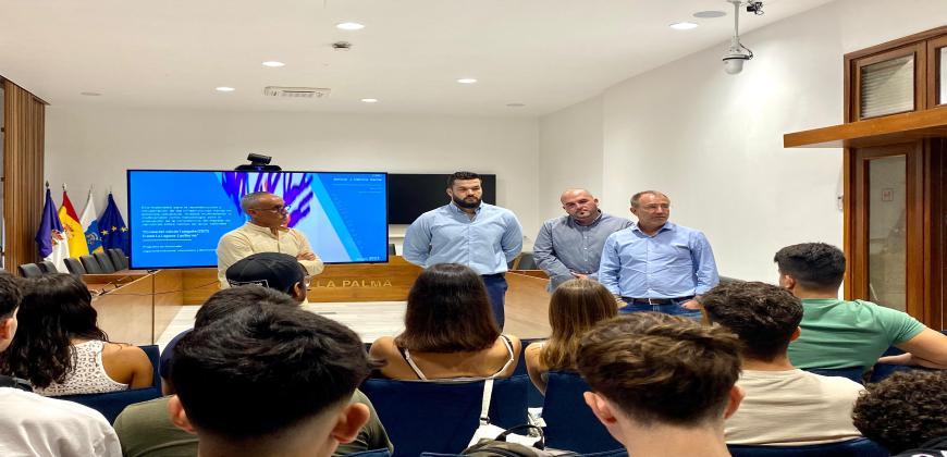 El Cabildo da a conocer los trabajos reconstrucción del volcán a alumnado del IES Las Breñas