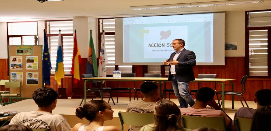 Sergio Rodríguez acerca las políticas sociales del Cabildo al alumnado del IES Pérez Pulido