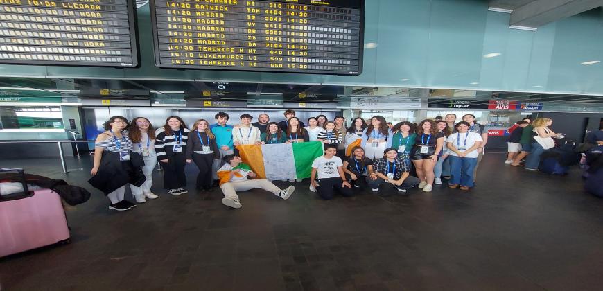 El Cabildo recibe al alumnado del programa de inmersión lingüística tras su regreso de Irlanda