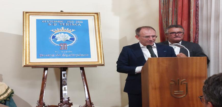 Sergio Rodríguez recalca la importancia del trabajo de las directivas de los clubes palmeros en la presentación del libro del centenario del Tenisca