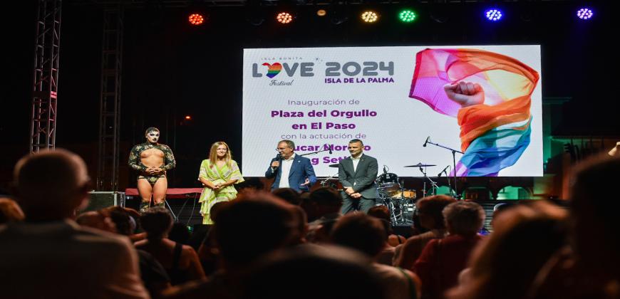 El Isla Bonita Love Festival “conquista” con orgullo la plaza Francisca Gazmira del municipio de El Paso. El presidente del Cabildo de La Palma, Sergio Rodríguez, junto a la consejera delegada de Sodepal, Miriam Perestelo, y el alcalde de El Paso, Eloy Martín, inauguraron el pasado jueves, 25 de julio, la Plaza del Orgullo en el municipio.  Sergio Rodríguez puso de relieve la importancia que tienen este tipo de acciones, enmarcadas en la Agenda Social del Love Festival, y que busca ocupar el espacio público