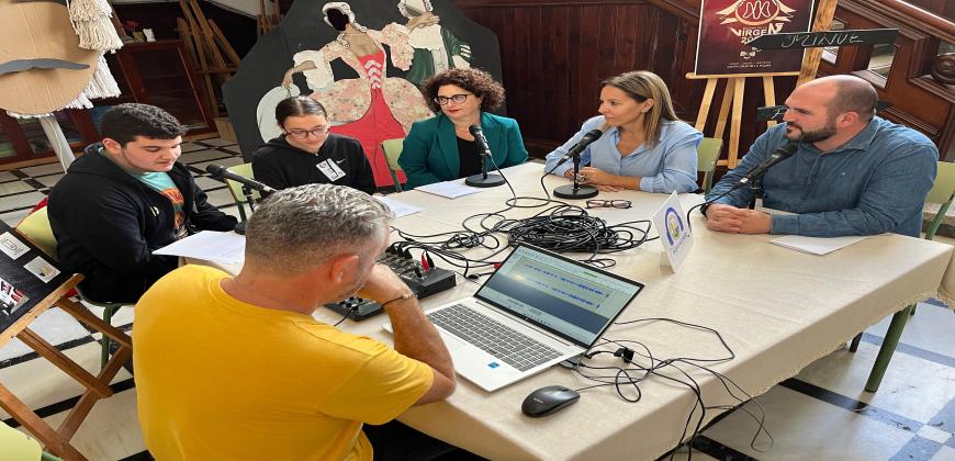 El Cabildo fomenta la comunicación entre alumnado y residentes de La Dehesa en estas fiestas