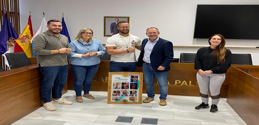 El Cabildo homenajea a Sven Cáceres, campeón del Mundo de Men´s Physique