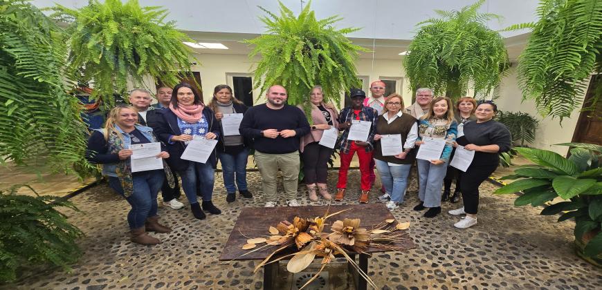 El Cabildo de La Palma entrega 17 nuevos carnés profesionales de artesanía 