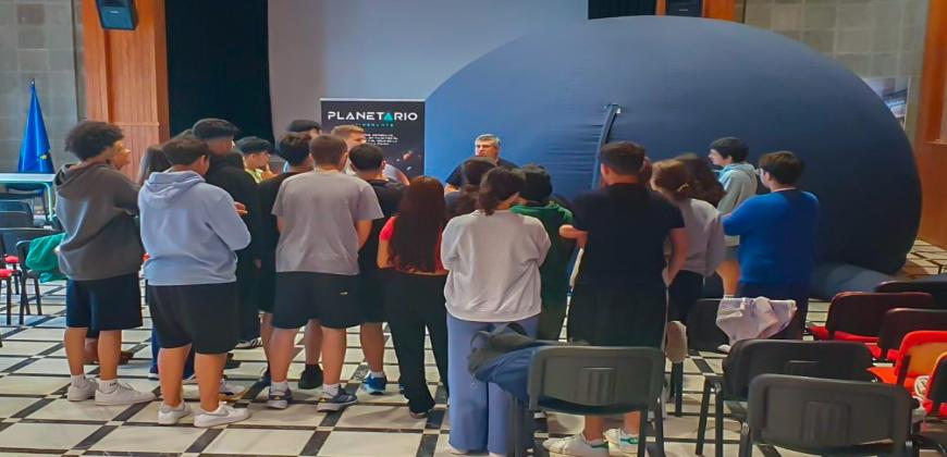 Más de 1.400 estudiantes participan en las actividades del proyecto Planetario Itinerante