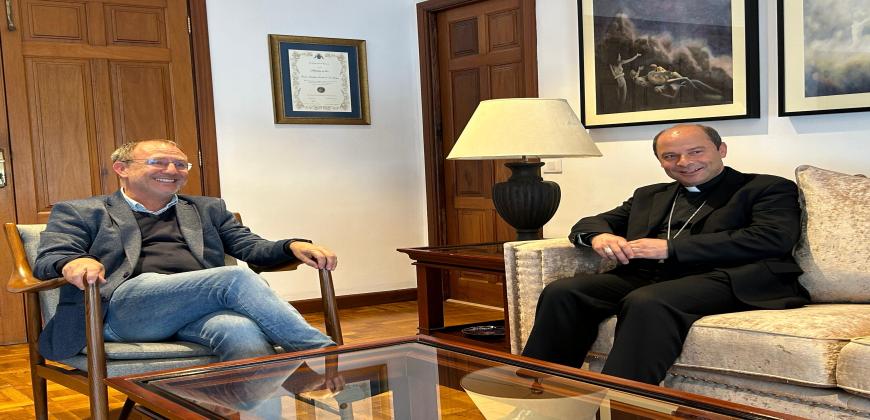Sergio Rodríguez recibe al nuevo obispo de la Diócesis Nivariense en su primera visita institucional a la Isla