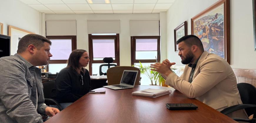 El Cabildo y el CEIP El Roque incorporan pictogramas para mejorar la accesibilidad en el transporte público y taxis