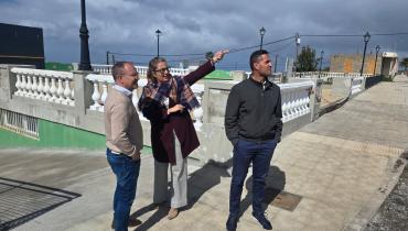 Sergio Rodríguez, Yaiza Cáceres y Samuel Pérez en la plaza de Arecida.